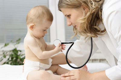 врач обследует ребенка