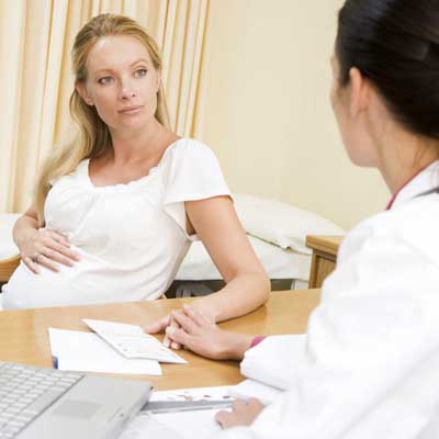 беременная женщина на приеме у врача